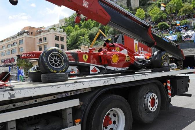 La F138 di Massa portata ai box. Colombo